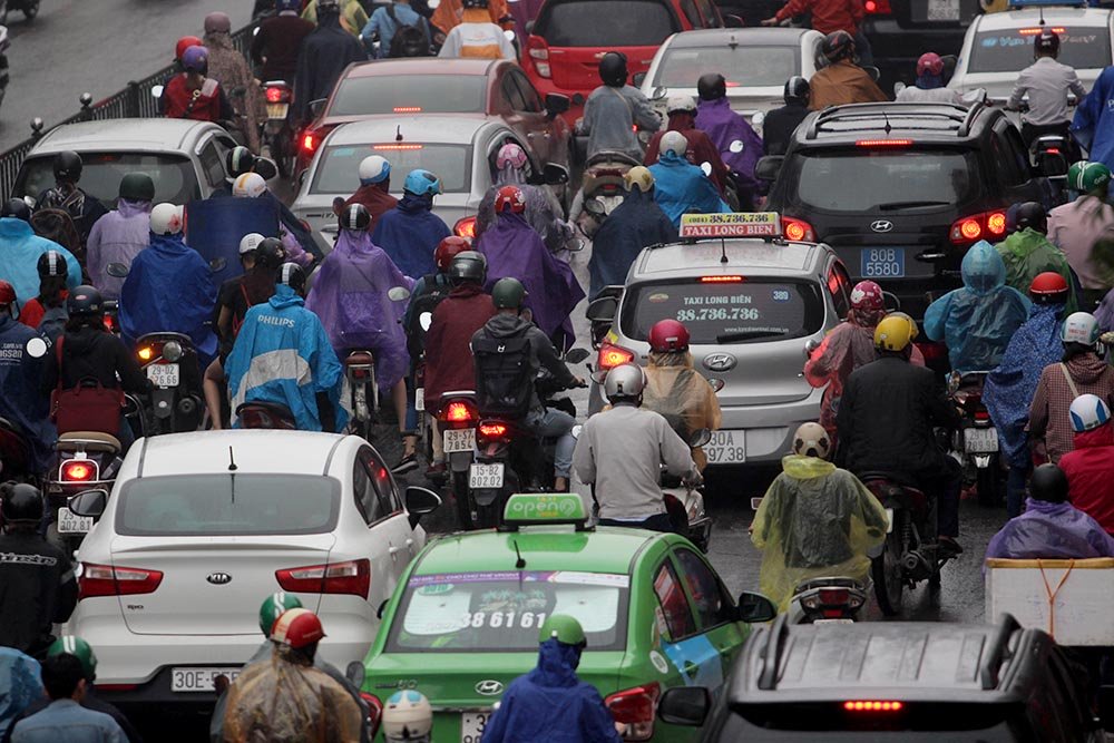 Hà Nội mù mịt, tắc cứng trong mưa phùn